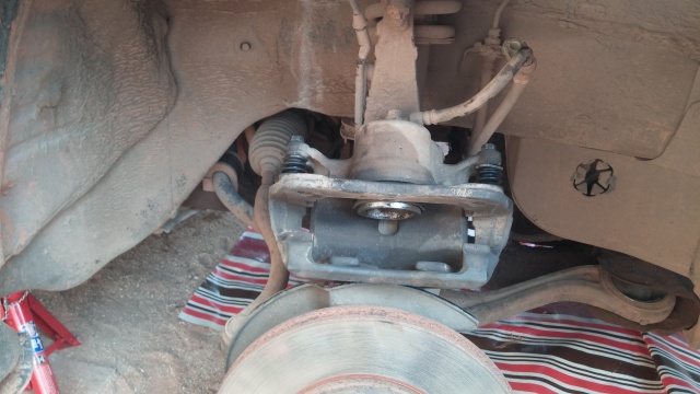 Removing calliper piston
